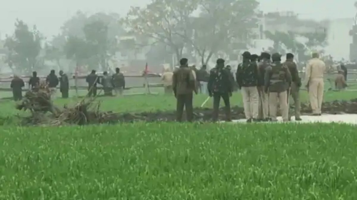 मुख्यमंत्री के पहुंचने से पहले किसानों ने काटा बवाल, पुलिस ने दागे आंसू गैस के गोले