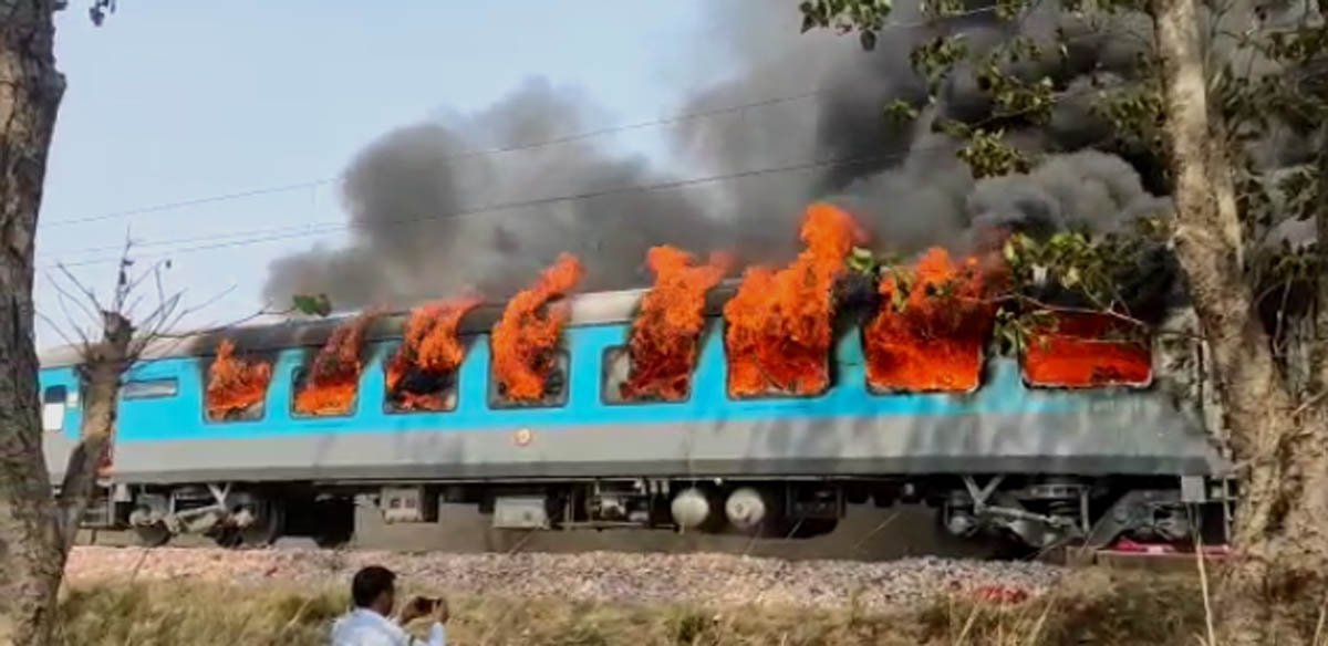 शताब्दी ट्रेन में अचानक लगी आग, मचा हड़कम्प