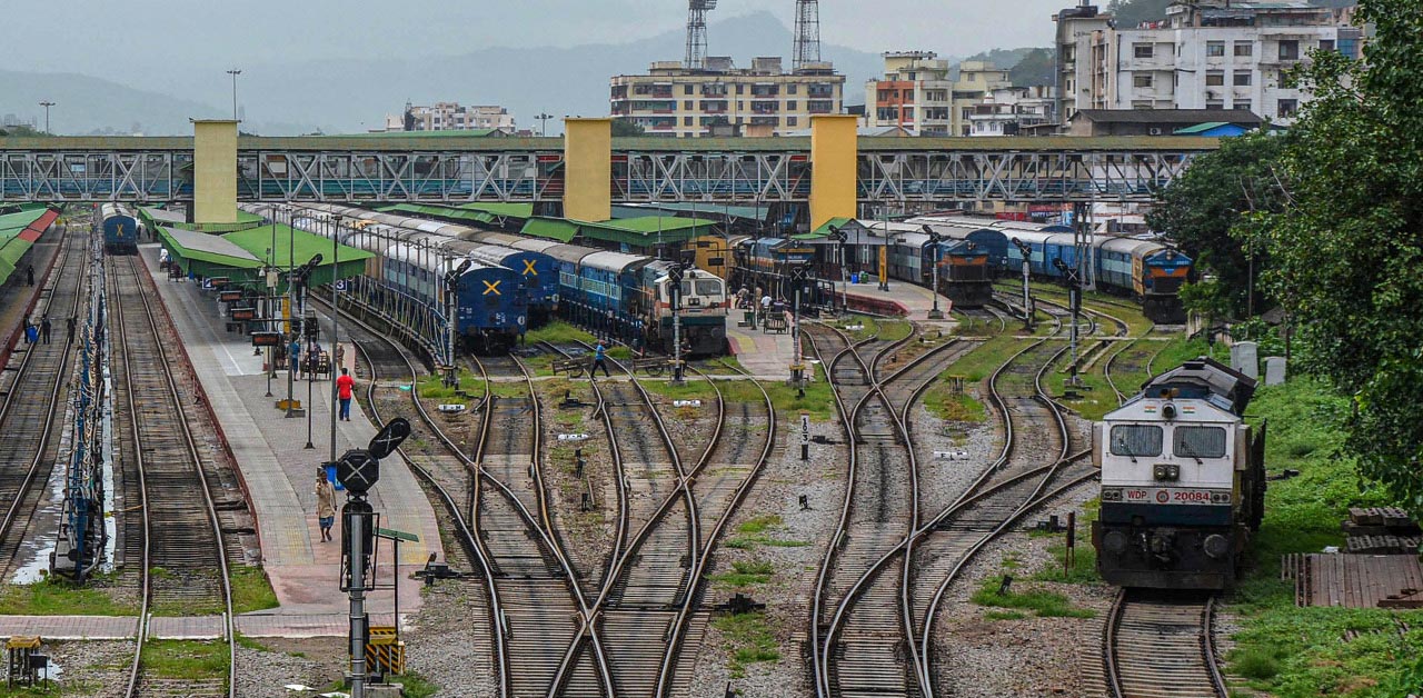 रेलवे के लाइसेंसी खानपान वेंडरों पर मंडराया संकट