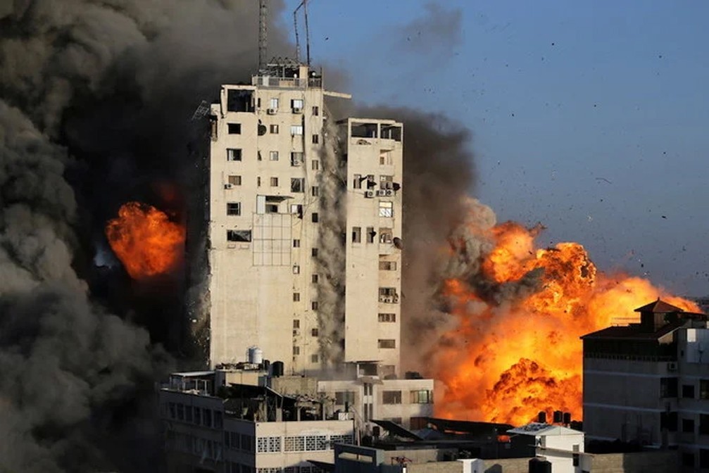 इजराइल ने  हमास प्रमुख के घर पर बरसाये बम, तीन की मौत, कई घायल