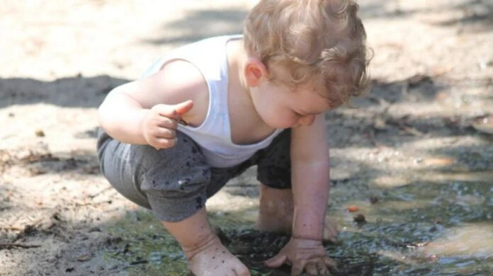 kid eating soil