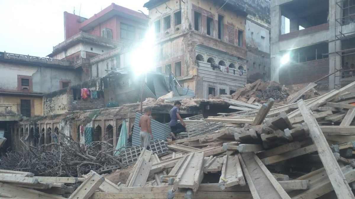 हादसा: काशी विश्वनाथ धाम में गिरी जर्जर इमारत, 2 लोगों की मौत, कई घायल