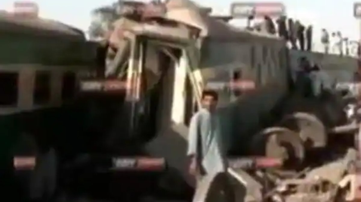 पाकिस्तान में टकराईं दो ट्रेनें, 50 से ज्यादा लोगों की मौत