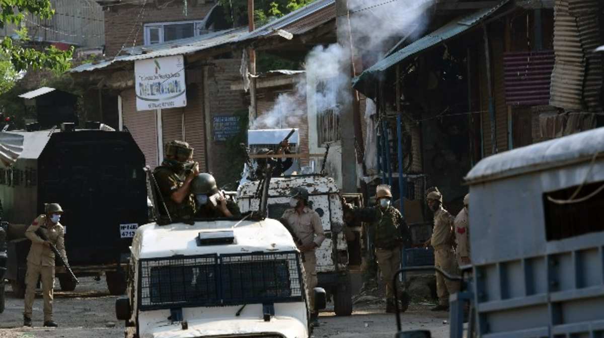 जम्मू-कश्मीर में सुरक्षाबलों और आतंकवादियों के बीच मुठभेड़, दोनों तरफ से फायरिंग जारी