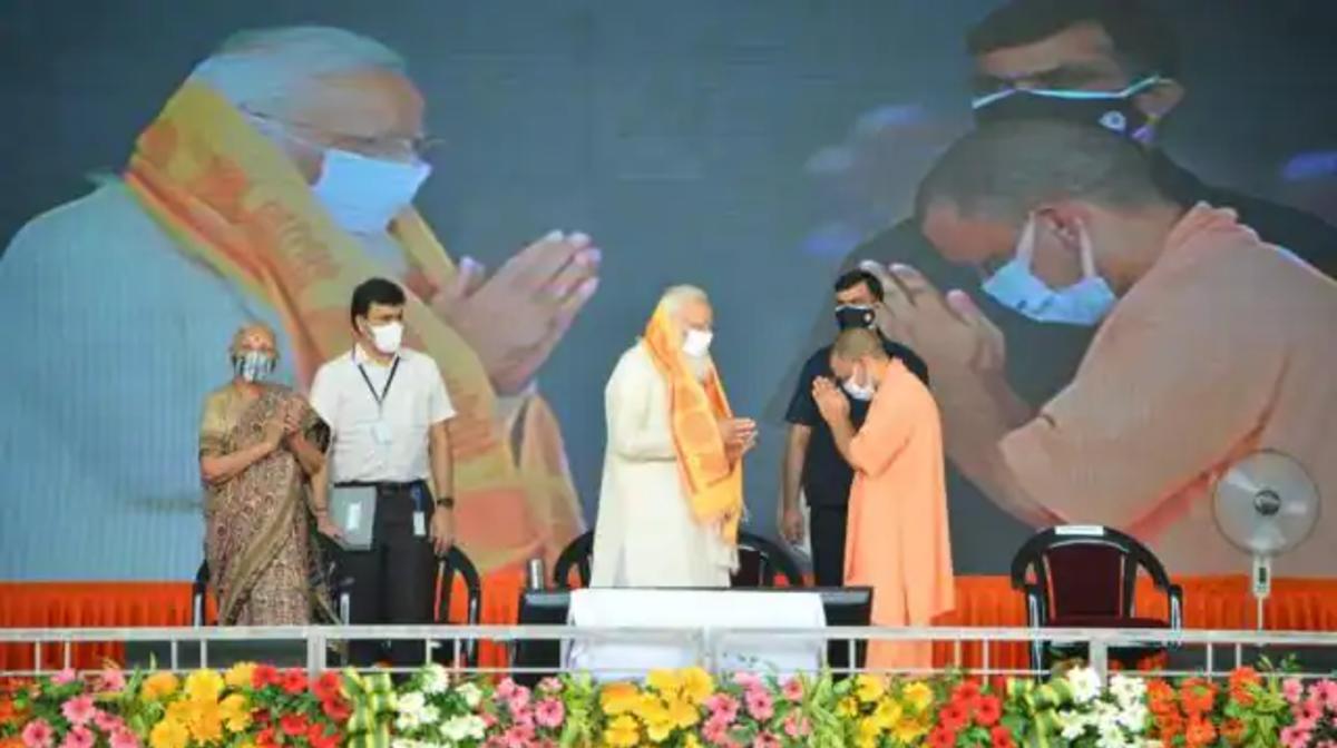 पीएम मोदी ने भाषण से किया साफ, UP में योगी आदित्यनाथ ही चेहरा, काशी को दी सौगात