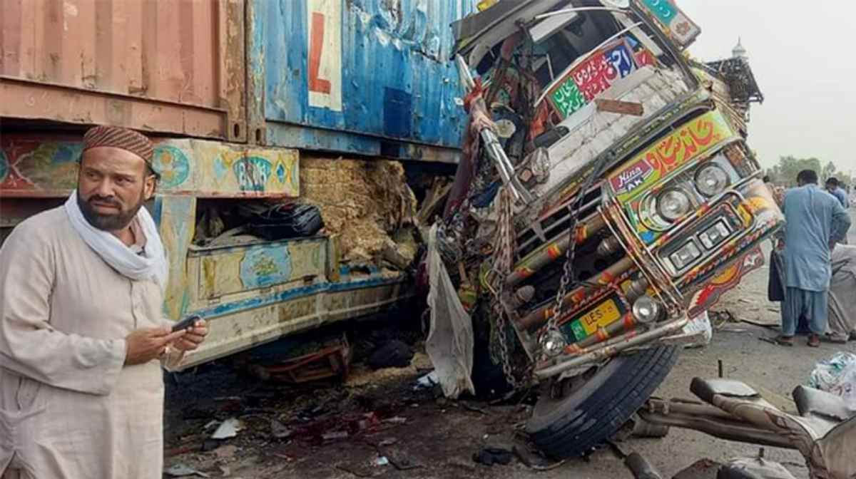 Pakistan bus-truck collision