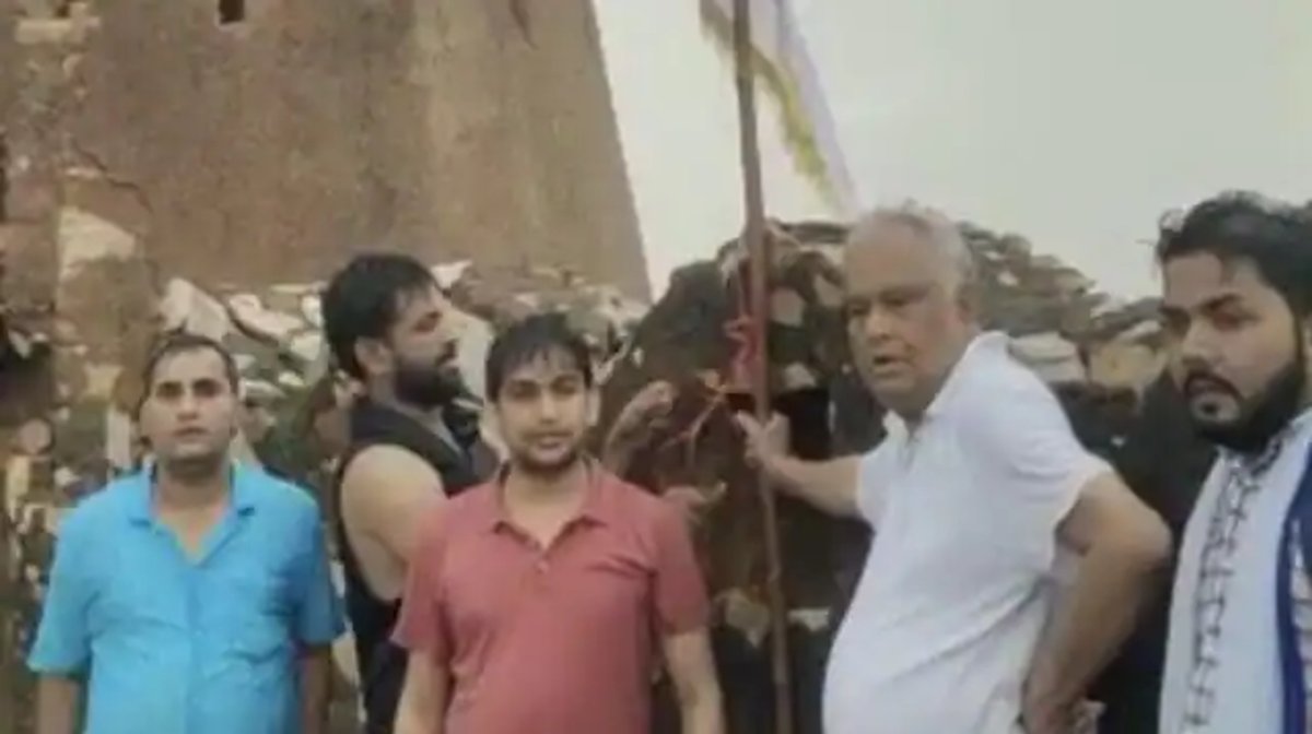 भाजपा सांसद ने किले पर फहराया झंडा, पुलिस ने किया गिरफ्तार