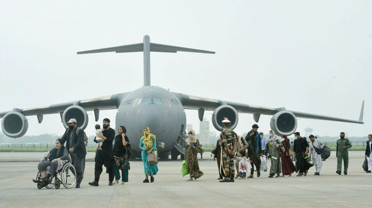 अफगानिस्तान से वापस लाये गये करीब 400 लोग