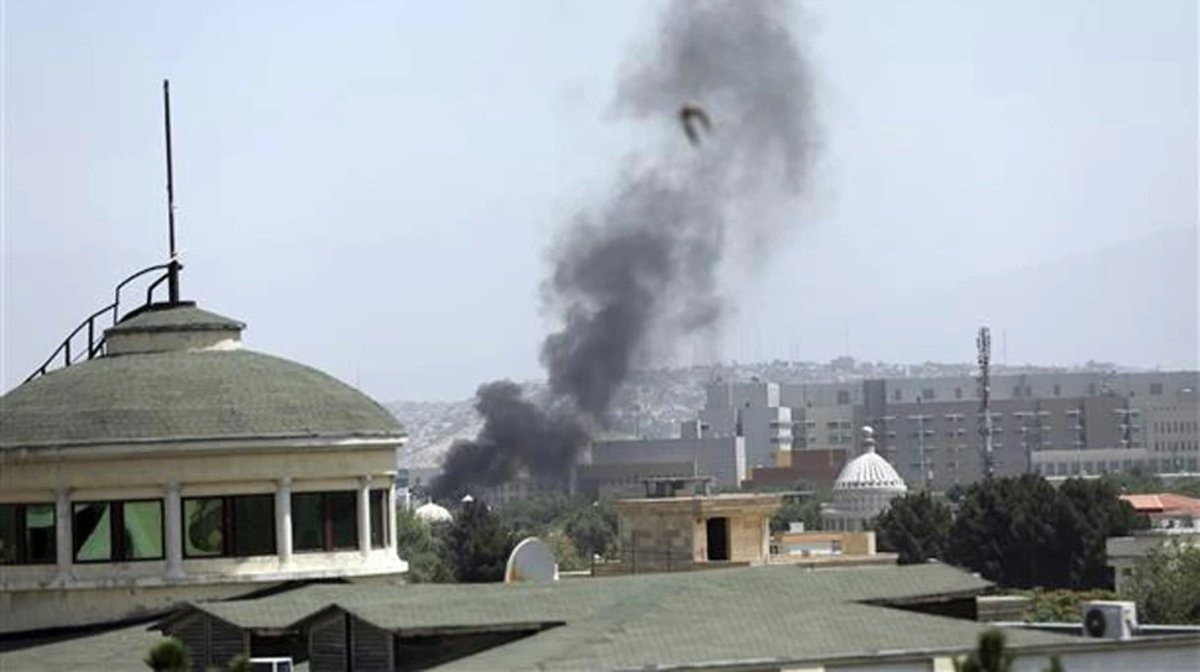 फायरिंग से दहला काबुल एयरपोर्ट, अमेरिकी दूतावास के पास भी जबर्दस्त धमाका