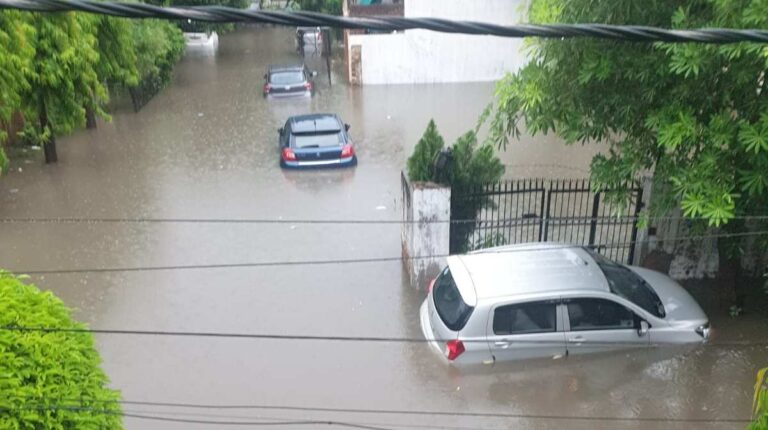 तेज बारिश से दिल्ली-एनसीआर में बढ़ीं मुश्किलें, कई इलाकों में घुटनों तक भरा पानी