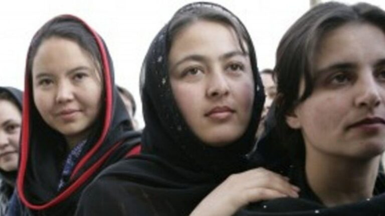तालिबान राज से खौफ में आईं अफगानी महिलाएं, डिमांड के बीच 10 गुना बढ़ी बुर्के की कीमत