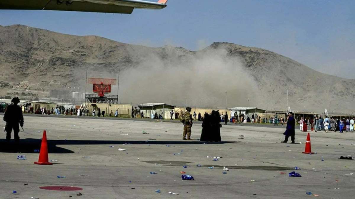 काबुल एयरपोर्ट पर बड़ा धमाका, कई लोगों के मारे जाने की खबर