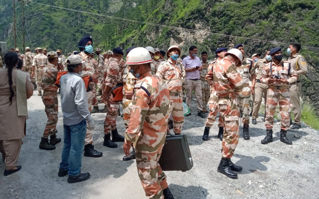 हिमाचल प्रदेश में पहाड़ टूटकर बस पर गिरा, 50-60 लोगों के फंसे होने की आशंका