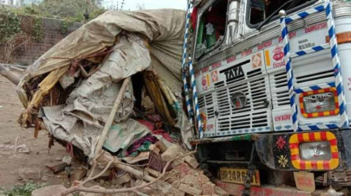 झोपड़ी में घुसा अनियंत्रित ट्रक, 8 लोगों की मौके पर मौत