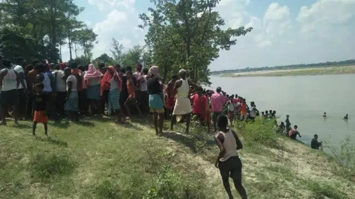 सिकरहना नदी में नाव डूबी, 20 लोग लापता, एक बच्ची का शव बरामद
