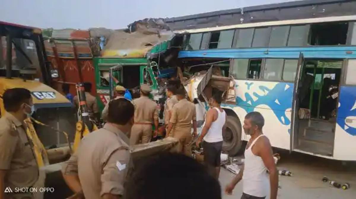 Barabanki Road Accident: बस-ट्रक की टक्कर में नौ की मौत, 27 घायल