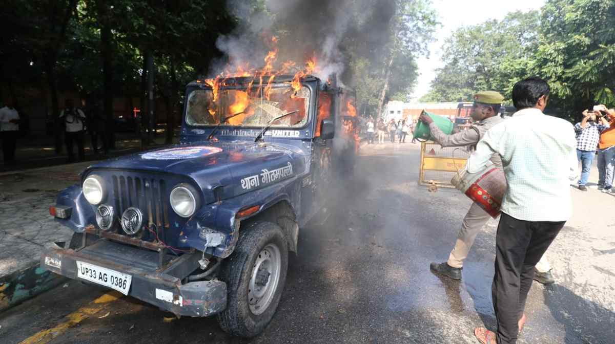 Lakhimpur Kheri Violence: हिरासत में प्रियंका, अखिलेश के घर के बाहर पहरा, सपा समर्थकों ने फूंकी पुलिस की जीप