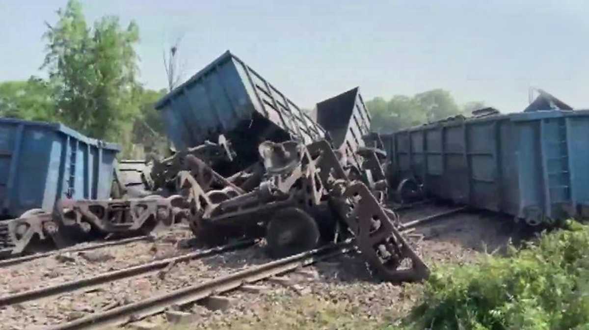 कानपुर के पास बड़ा ट्रेन हादसा, मालगाड़ी के 24 डिब्बे पलटे