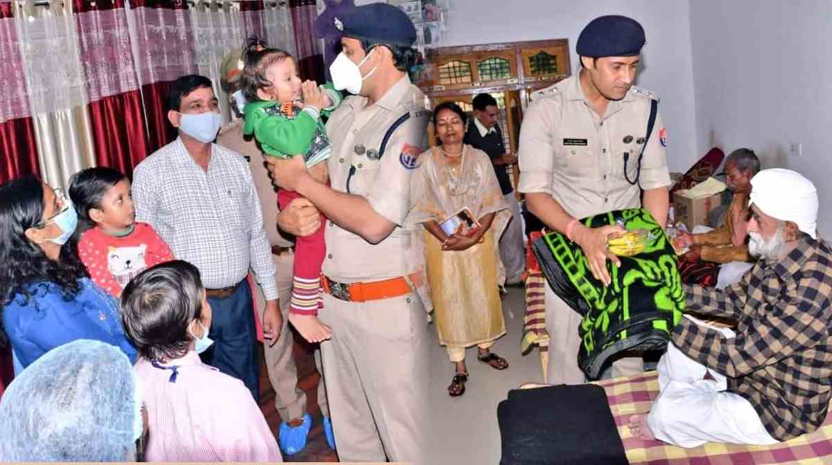 पुलिस अधीक्षक संतोष कुमार मिश्र ने बच्चों और वृद्धों के बीच मनाई दिवाली