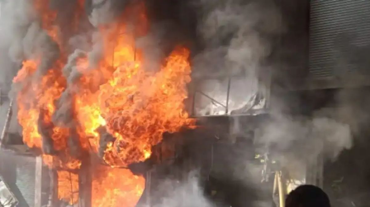 मोबिल ऑयल की दुकान में भीषण आग, तीन लोगों की मौत