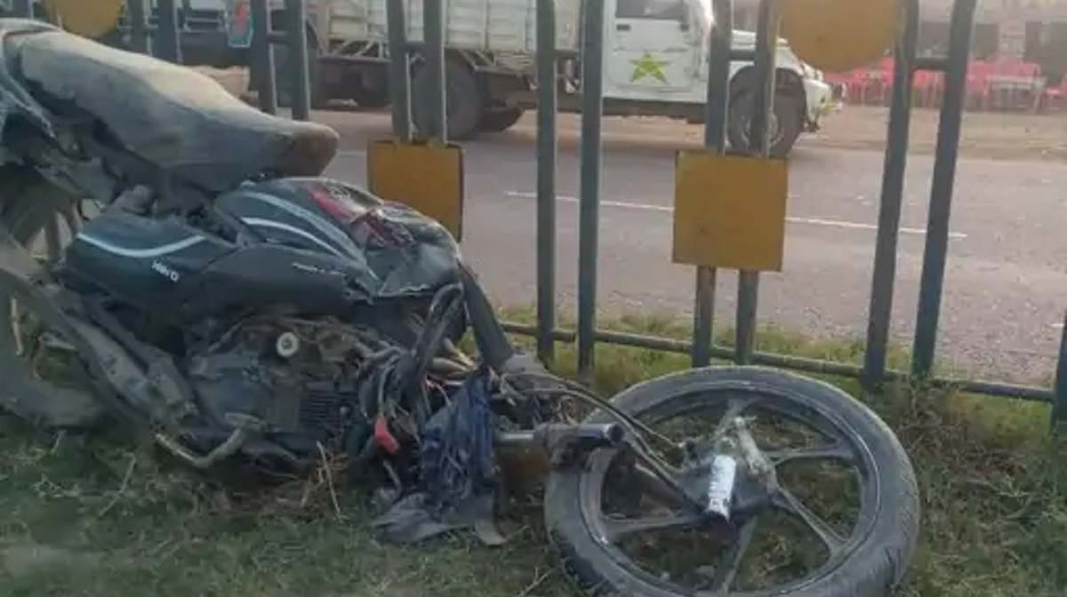 एक बाइक पर 5 लोग थे सवार, सड़क हादसे में चार की मौत
