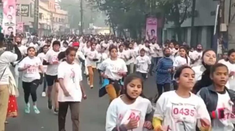 ‘लड़की हूं लड़ सकती हूं’ के लिए लड़कियों ने लगाई मैराथन दौड़