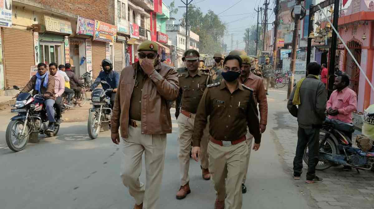 विधानसभा चुनाव के दृष्टिगत पुलिस ने शहर में किया फ्लैग मार्च