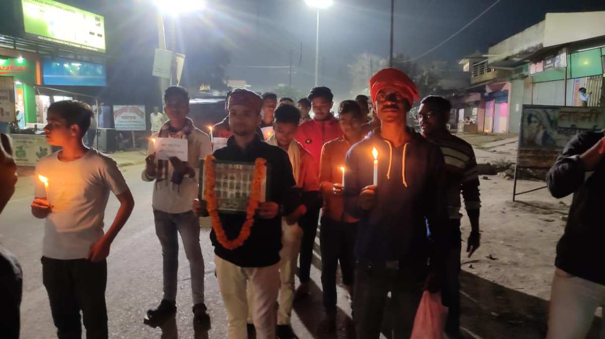 पुलवामा हमले के शहीदों की याद में आरएसएस के कार्यकर्ताओं ने निकाला कैंडल मार्च