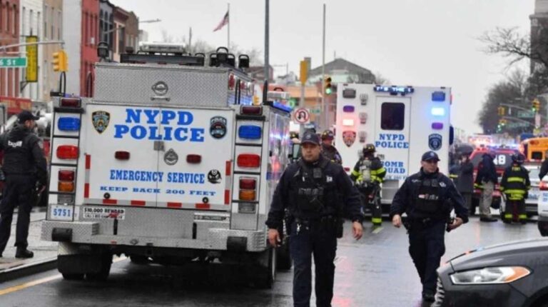 Brooklyn Subway Shooting: न्यूयॉर्क सिटी सबवे स्टेशन पर ताबड़तोड़ फायरिंग में 16 घायल
