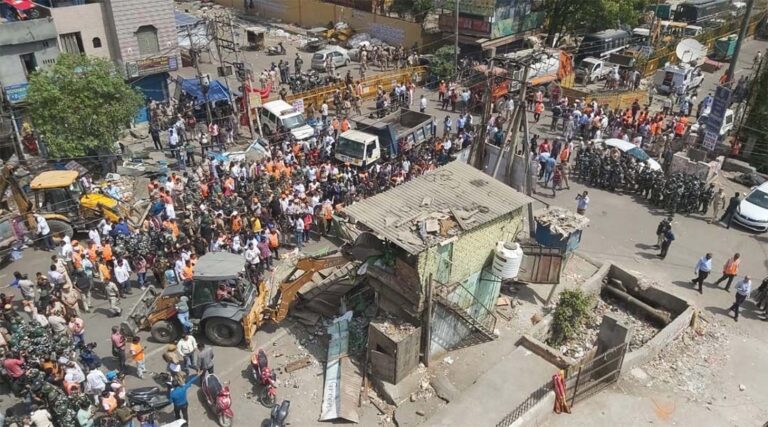 Jahangirpuri Violence: बुलडोजर वाला एक्शन शुरू, पुलिस छावनी में तब्दील हुई कॉलोनी