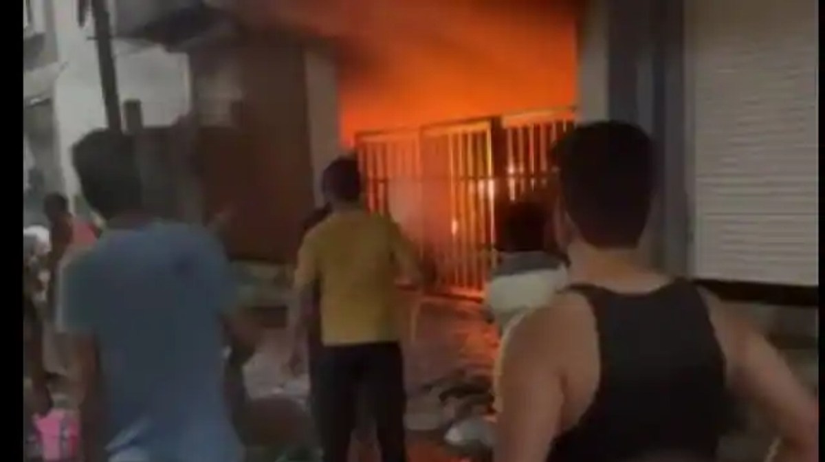 इमारत में लगी भीषण आग, 2 महिला सहित 7 लोग जिंदा जले, 11 झुलसे