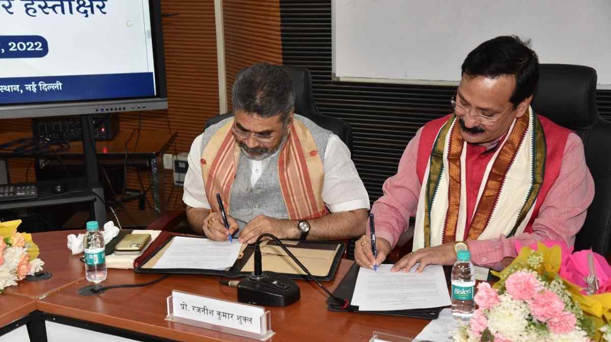 आईआईएमसी और महात्मा गांधी अंतरराष्ट्रीय हिंदी विश्वविद्यालय के बीच एमओयू पर हस्ताक्षर