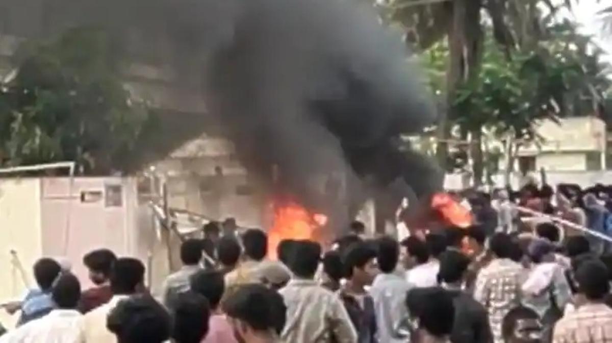 जिले का नाम बदलने पर भड़की हिंसा, मंत्री के घर में लगाई आग