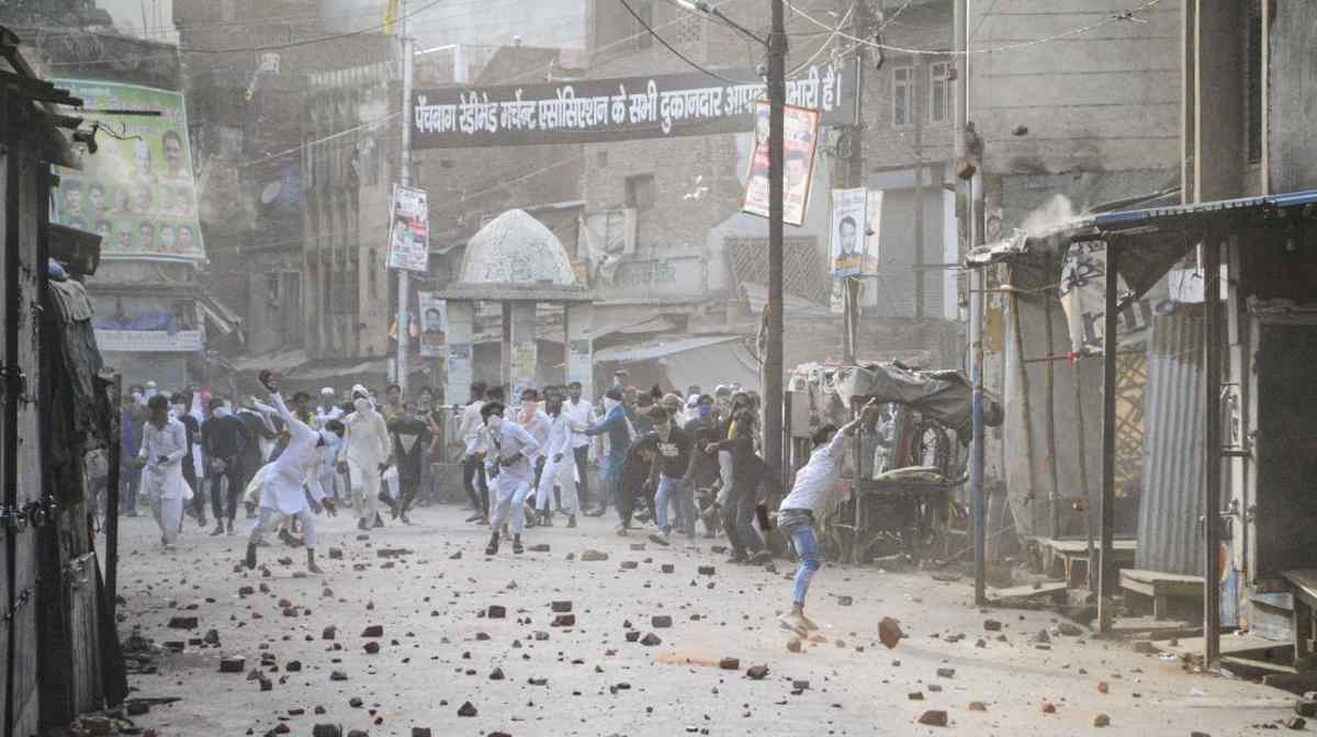 कानपुर हिंसा में अब पुलिसकर्मियों पर गिरी गाज, दो थानेदार सस्पेंड, एक लाइन हाजिर