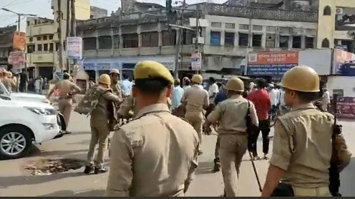 कानपुर हिंसा के आरोपियों को पकड़ने गई पुलिस टीम पर भीड़ का हमला, एक आरोपी को छुड़ाया