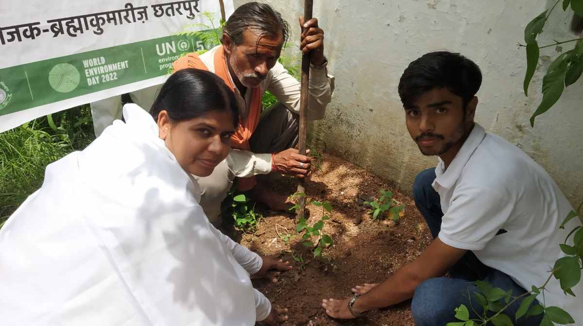 बीके भारती बहन ने संत-महात्माओं के साथ किया पौधरोपण