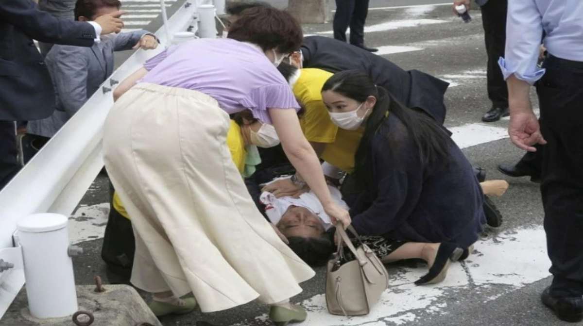 जापान के पूर्व प्रधानमंत्री शिंजो आबे को मारी गोली, हालत नाजुक, जानें कौन है हमलावर