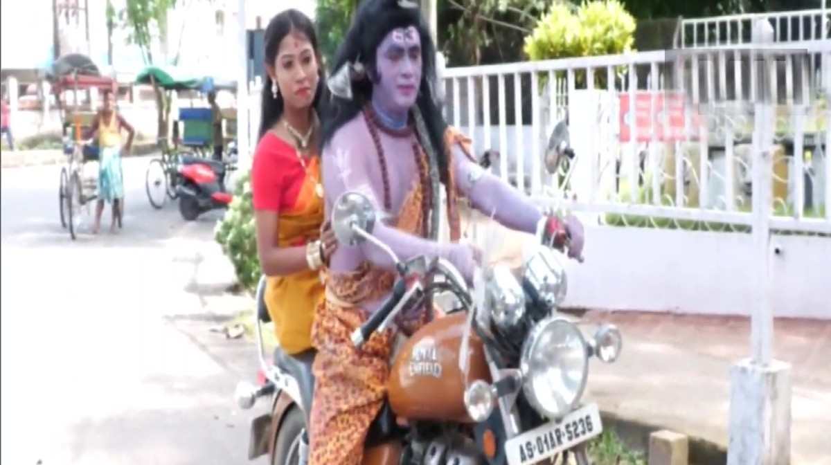 बुलेट पर सवार होकर निकले ‘शिव-पार्वती’, पुलिस ने किया गिरफ्तार
