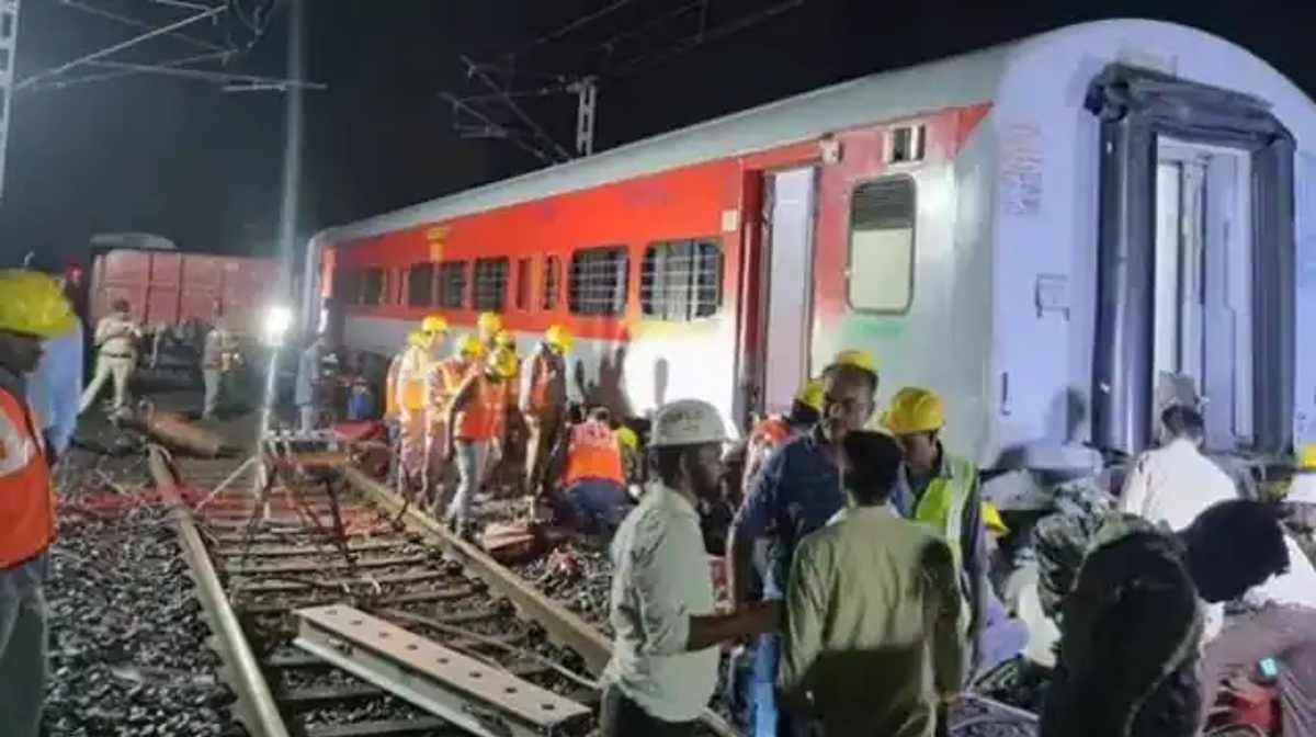 मालगाड़ी से टकराई पैसेंजर ट्रेन, कई यात्री घायल, 13 की हालत गंभीर
