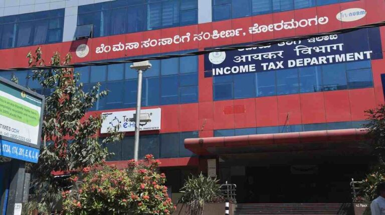 Income Tax Raid: बिल्डर के घर मिला नोटों का पहाड़, 390 करोड़ की संपत्ति बरामद