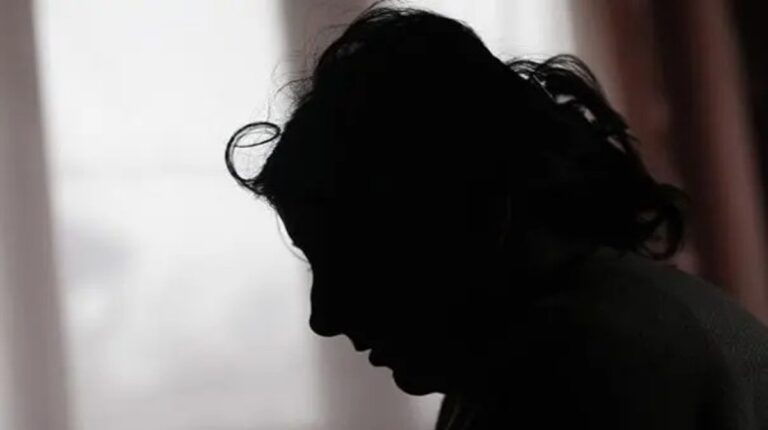 Deoria News: दिल्ली से बिहार जा रही युवती से गैंगरेप, गंभीर हालत में कराया गया भर्ती