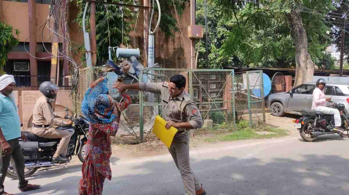 UPPolice: महिला ने दरोगा पर की चप्पलों की बरसात