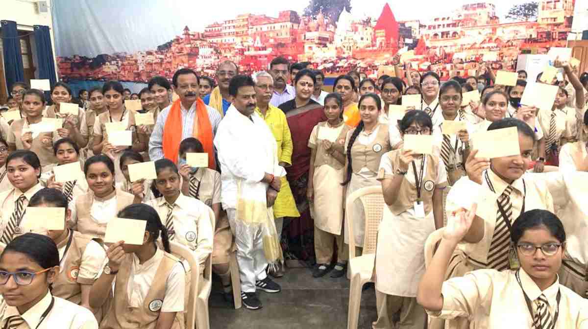Varanasi News: आर्य महिला की 553 छात्राओं एवं अध्यापिकाओं ने पीएम मोदी को भेजा जन्मदिन का बधाई संदेश