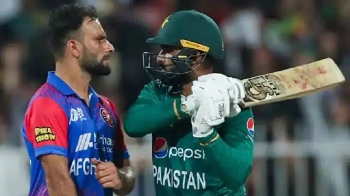 PAK vs AFG: पाकिस्तानी बल्लेबाज ने अफगानी गेंदबाज पर उठाया बल्ला, हुई धक्का-मुक्की
