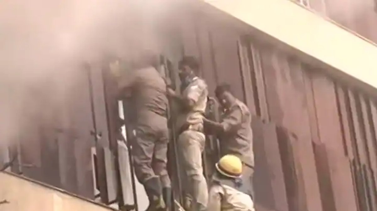 Lucknow News: लखनऊ के लेवाना होटल में भीषण आग, महिला सहित दो की मौत