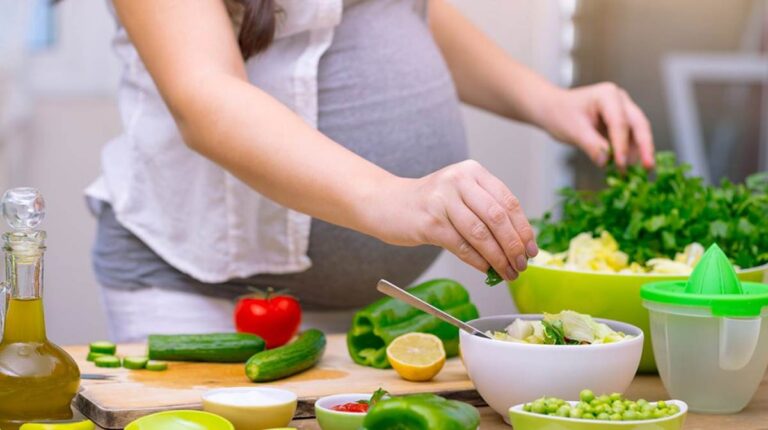 Health News: पौष्टिक आहार पर ही निर्भर है गर्भ में पल रहे शिशु का विकास