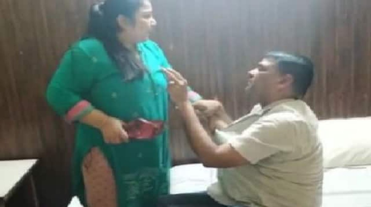 Agra News: प्रेमिका के साथ होटल में था पति, पत्नी ने चप्पल से सिखाया सबक