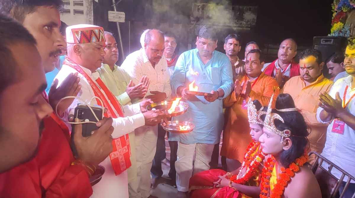 Pratapgarh News: नगर पंचायत गडवारा में भरत मिलाप का हुआ शुभारंभ