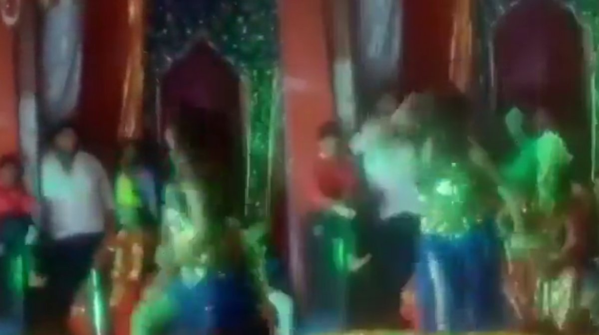 Sambhal News: मंच पर ‘सीता’ के सामने कांटा लगा गाने पर अश्लील डांस, देखें वीडियो