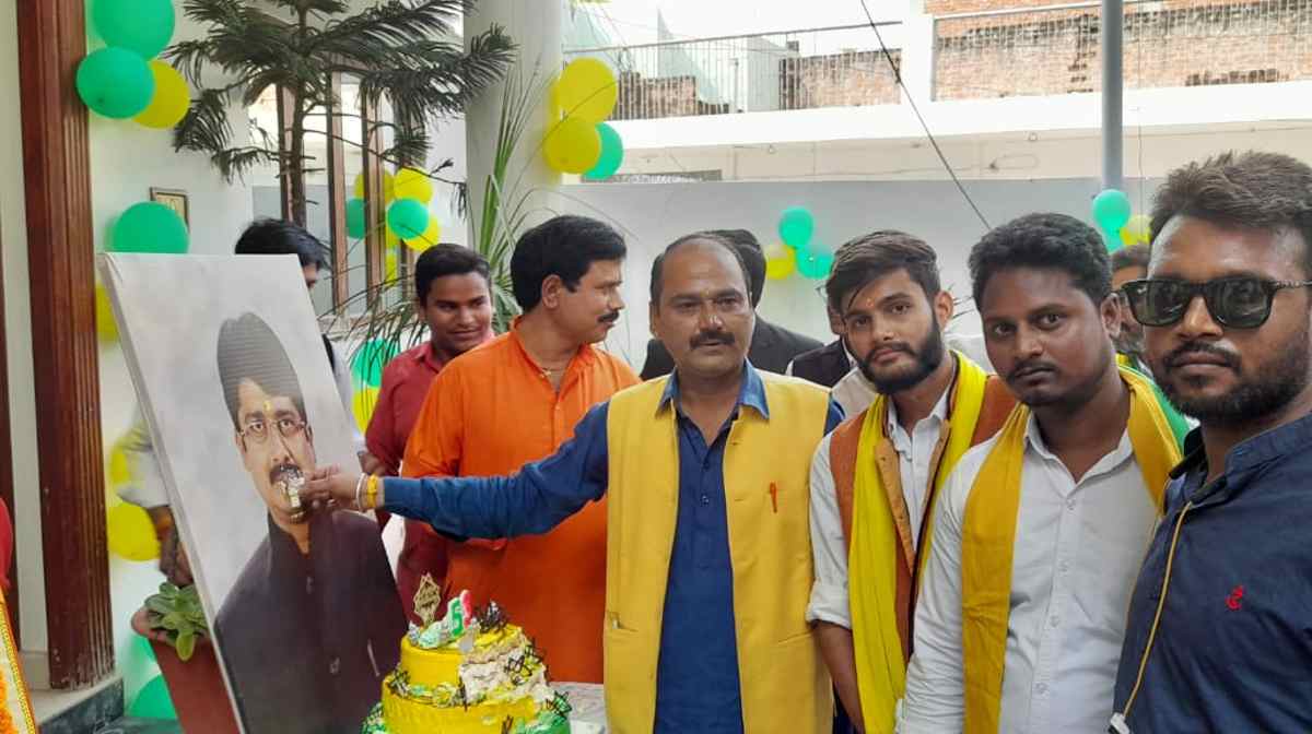 Pratapgarh News: धूमधाम से मनाया गया लौह पुरुष सरदार पटेल व कुंवर राजा भैया का जन्मदिवस